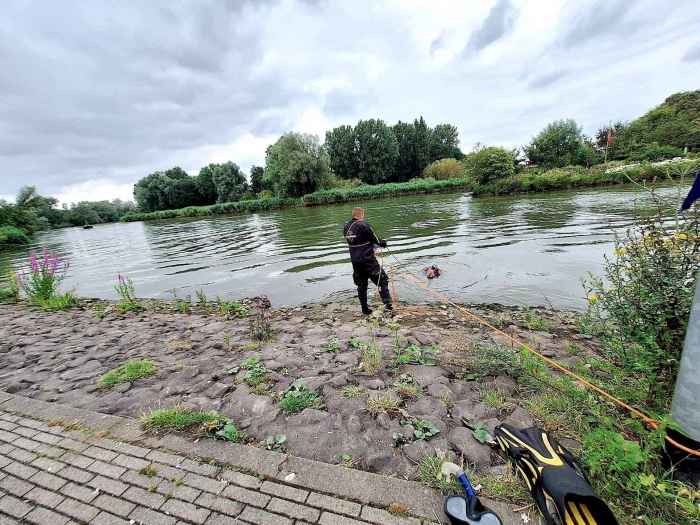 Sportduikers redden het leven van een meisje tijdens zoektocht naar verlovingsring en halen daarmee Hart van Nederland