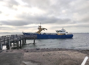 Schip legt aan bij Stavenisse Haven. Geen duikers onderwater!