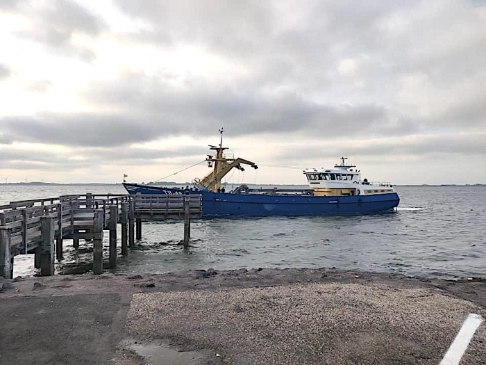 Schip legt aan bij Stavenisse Haven. Geen duikers onderwater!