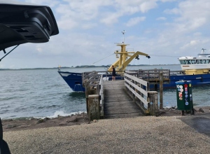 Weer gevaarlijke situatie bij Stavenisse Haven. Even aanleggen omdat een bemanningslid zijn eten is vergeten