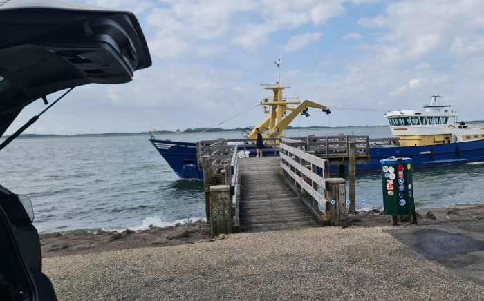 Weer gevaarlijke situatie bij Stavenisse Haven. Even aanleggen omdat een bemanningslid zijn eten is vergeten